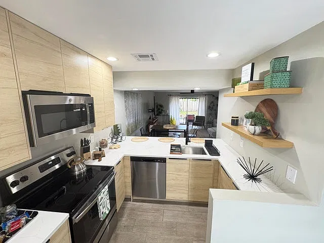 690 SE 23rd Ave — Photo 2