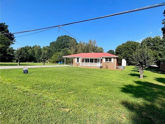 4th image of 402 Linda Ln