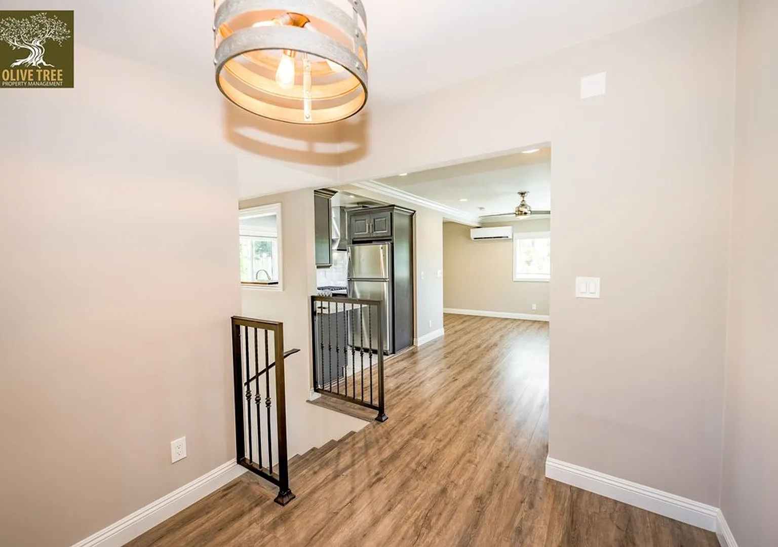 Fully Updated Spacious Studio Above Garages in Pasadena! — Photo 4