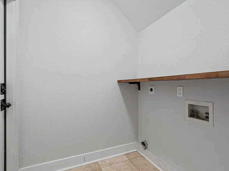 1203 Thackeray Ln — Photo 16