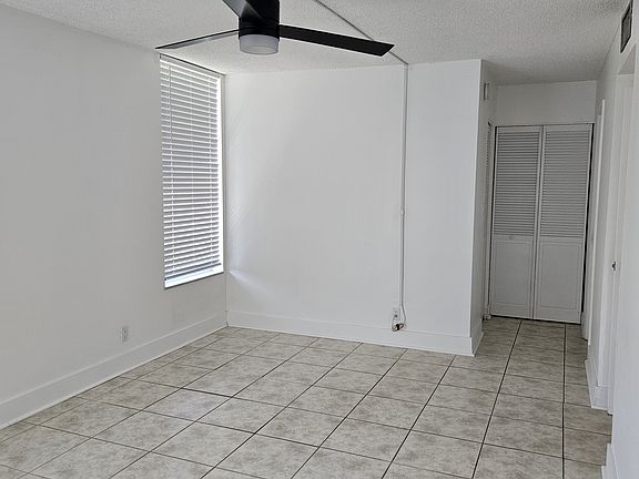 HAMPTON BAY: Sereni 52in. Matte Black Ceiling Fan with edge lit adjustable white LED light and remote.