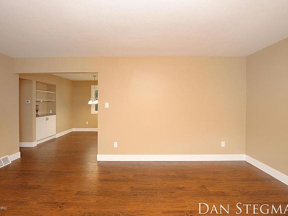 3rd image of 4715 Bonneville Dr NE