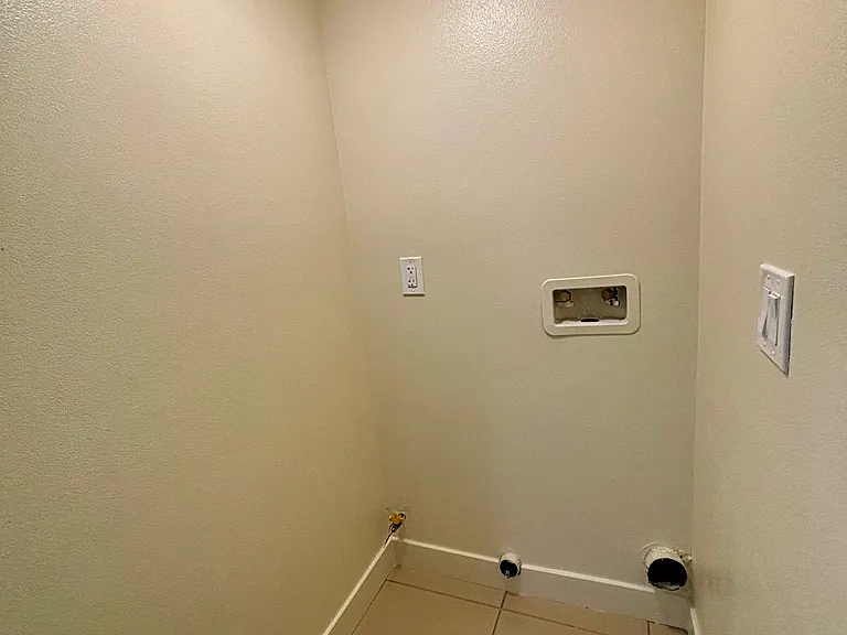 7712 S Hoover St — Photo 15