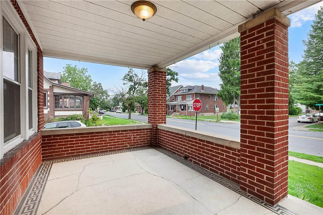 4 bed, 2144 sqft, $2,500 — Photo 4