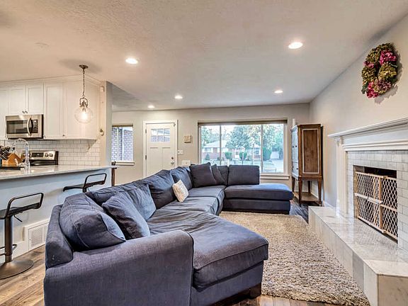5th image of 2011 E Highland View Cir S