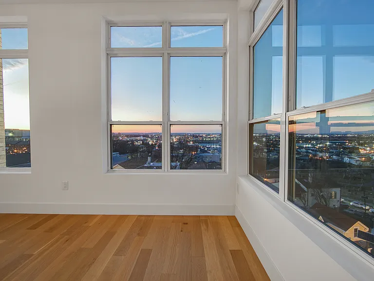 651 38th St #Penthouse 10 — Photo 2