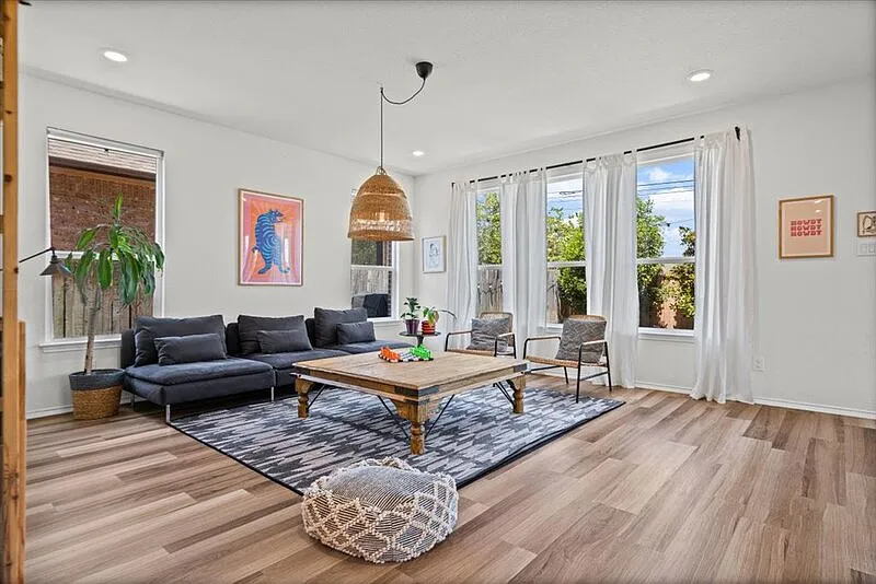 4 bed, 2.5 bath, 2411 sqft, $2,499 — Photo 3