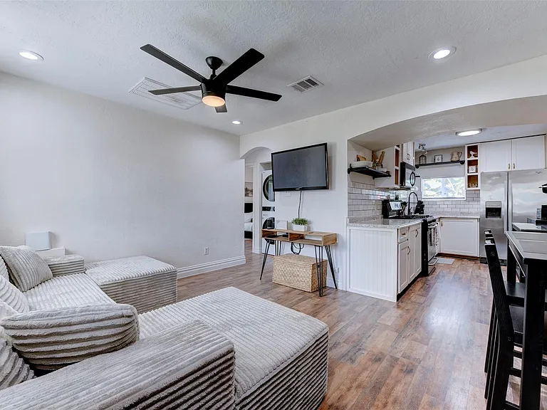 1121 Panama St — Photo 8