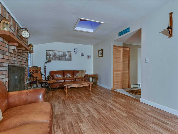 3rd image of 10 College Hills Dr