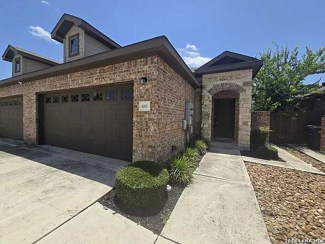 685 Creekside Cir — Photo 3