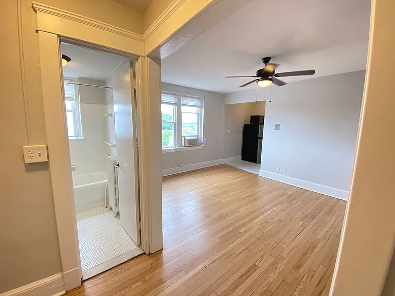 100 Howe Street — Photo 140