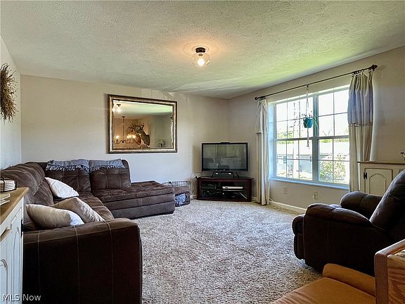 3rd image of 370 Lincoln Dr