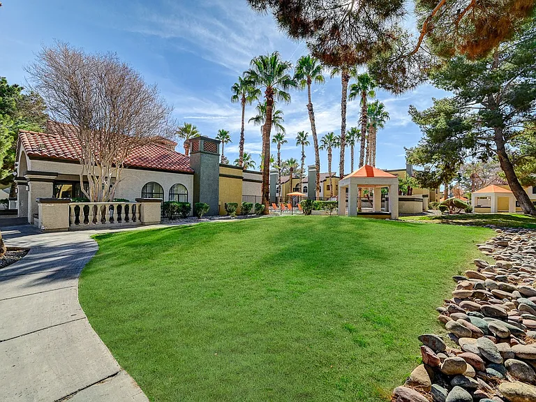 Desert Vistas Apartments — Photo 23
