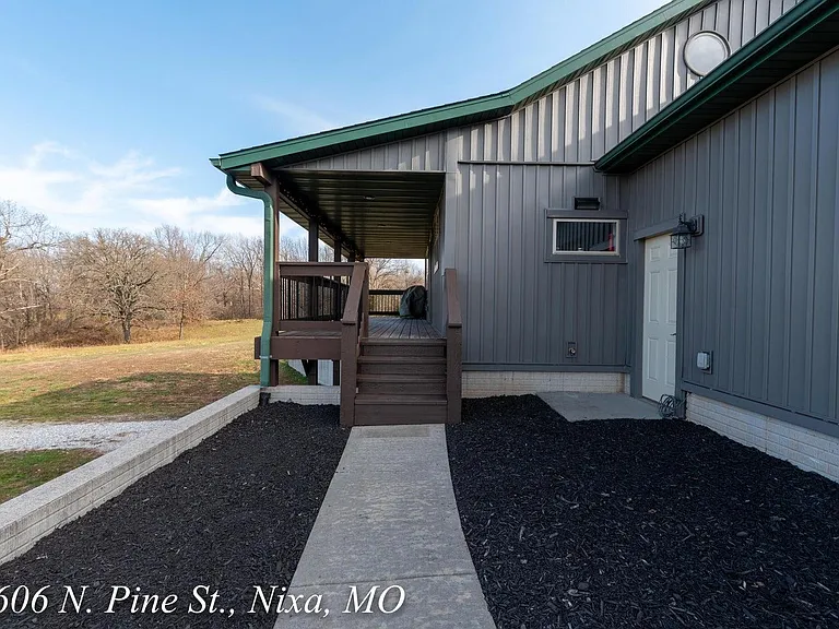 1606 N Pine St — Photo 5
