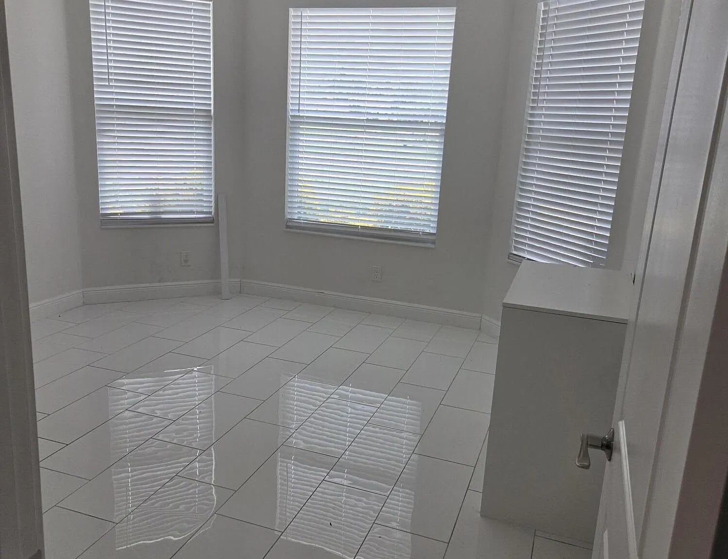4 bed, 3.0 bath, 2346 sqft, $3,800 — Photo 2
