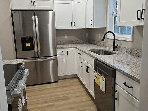 5th image of 215 E Brown St