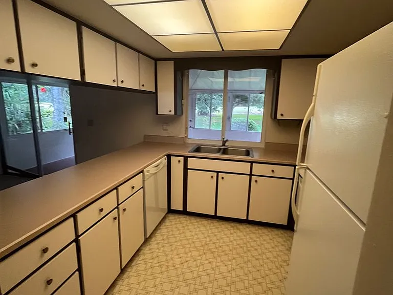 13 Courtney Pl — Photo 2
