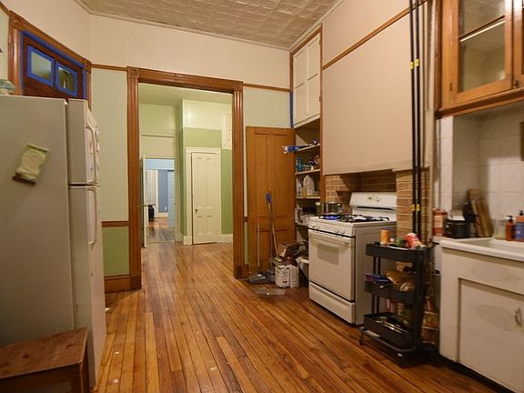 4th image of 172 Kent St APT 1L