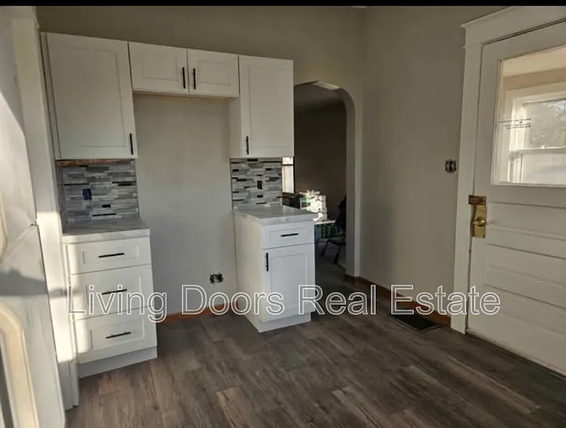 2 bed, 1.0 bath, $1,110 — Photo 3