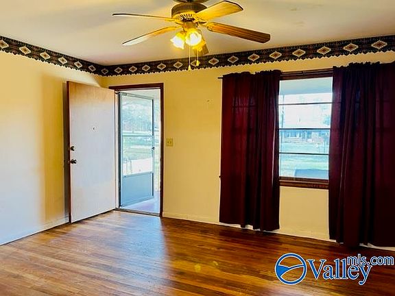 4th image of 142 Hamaker St SW