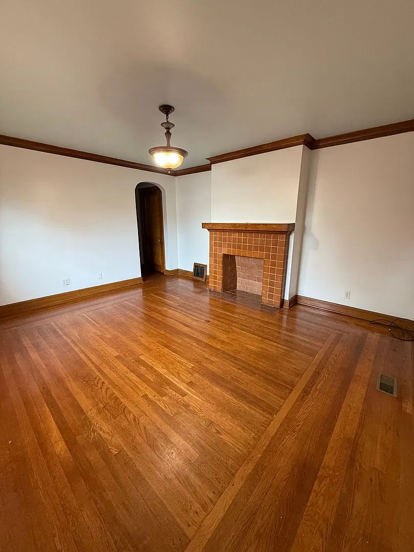 Charming Two Bedroom Townhouse Close to Kanawha Boulevard — Photo 2
