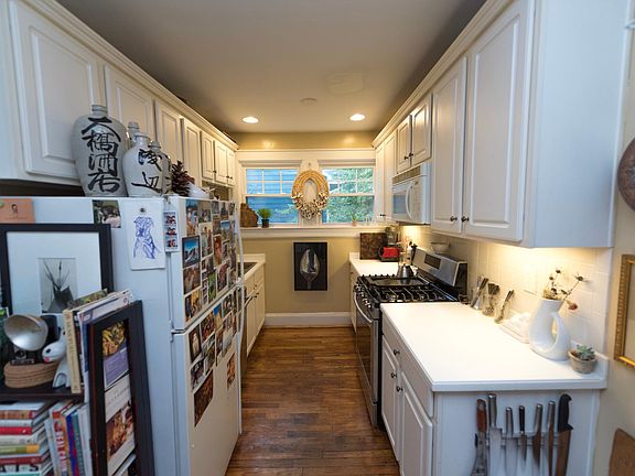 Gas range and plenty of kitchen storage