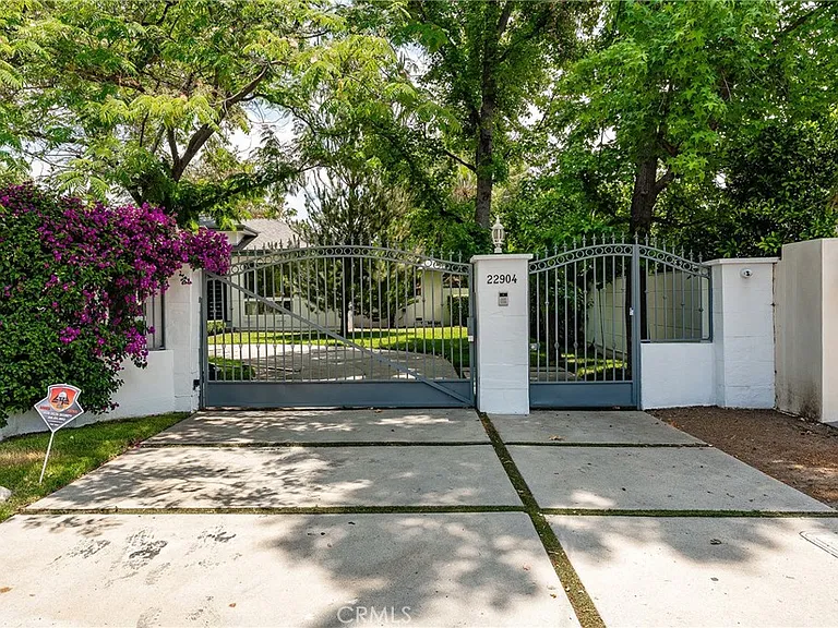 22904 Calvert St — Photo 63