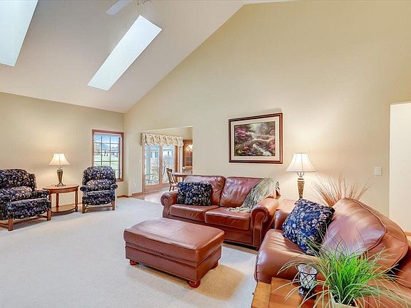 5th image of W203N16270 White Oak Cir