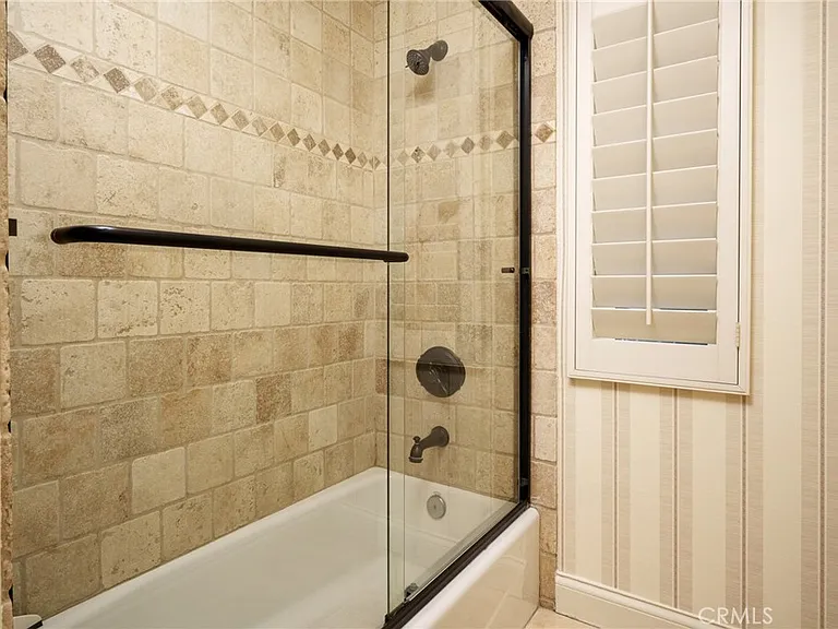 208 E Balboa Blvd — Photo 24
