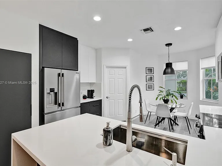 1725 Winterberry Ln — Photo 11