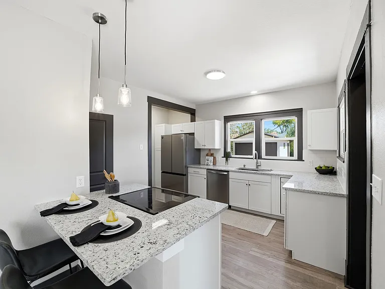 330 Jefferson St — Photo 29