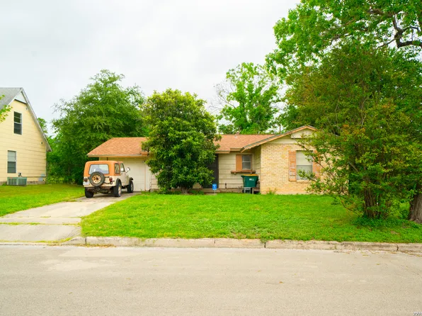 811 Stonegate Dr, Universal City, TX 78148