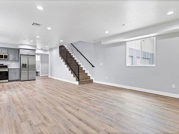 4th image of 11712 Parmelee Ave