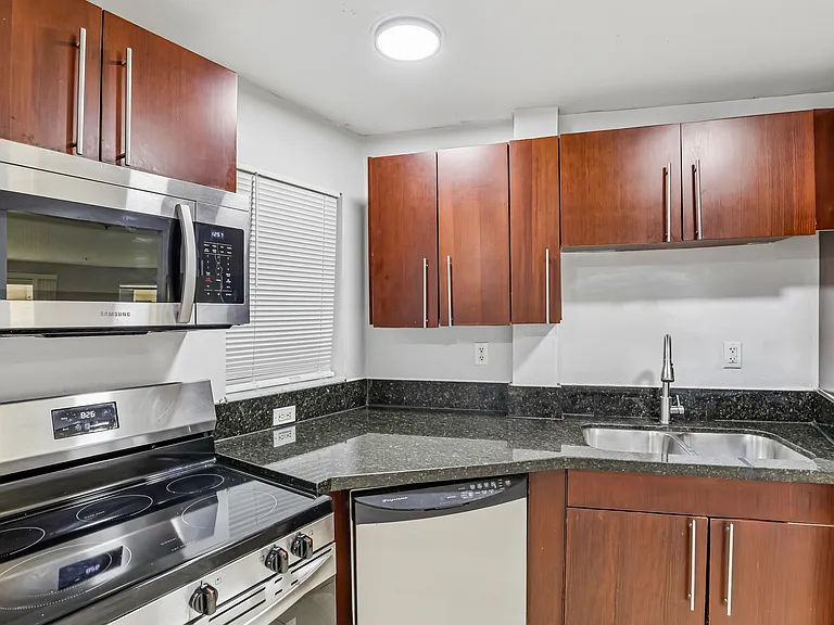 The Oaks Condominium — Photo 31