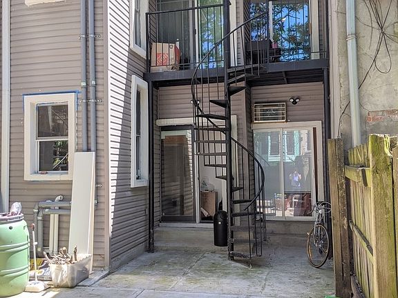4th image of 441 Bainbridge St #1L