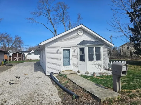 27292 Lake Front Dr, Beloit, OH 44609