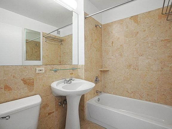 4th image of 360 W 43rd St APT S20a