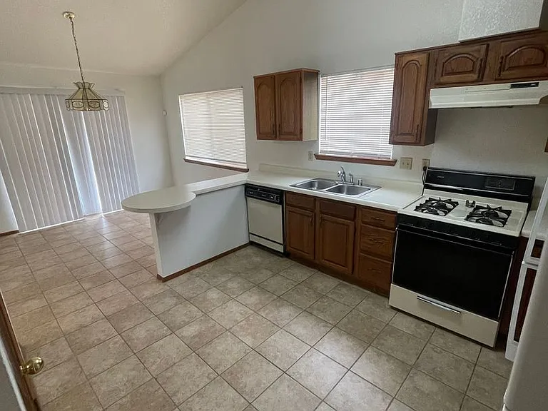 5015 Emerald St — Photo 13