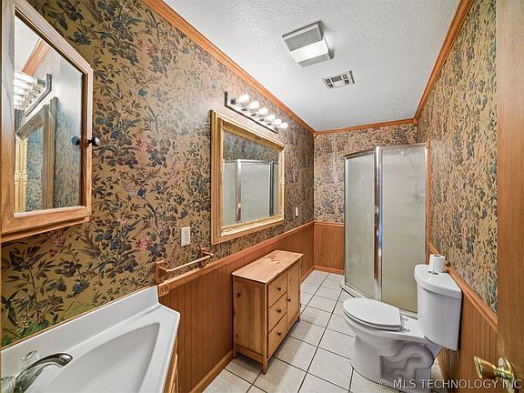 3rd image of 108 E Bowlin St