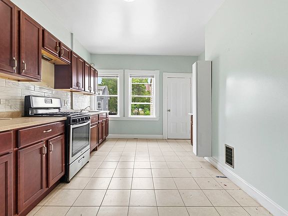 4th image of 31-33 Lothrop St