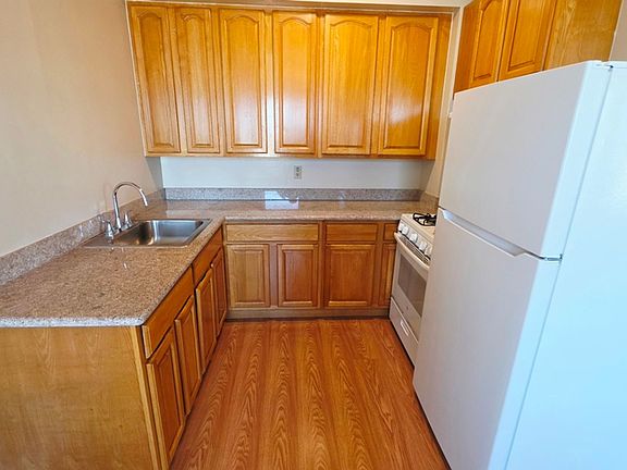 5th image of 2695 Greenwich St APT 303