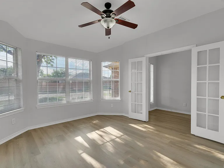 712 Riverhead Dr — Photo 5