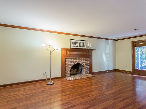 5th image of 400 Tall Oaks Dr