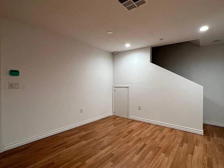 1124 N Flint Ave — Photo 2