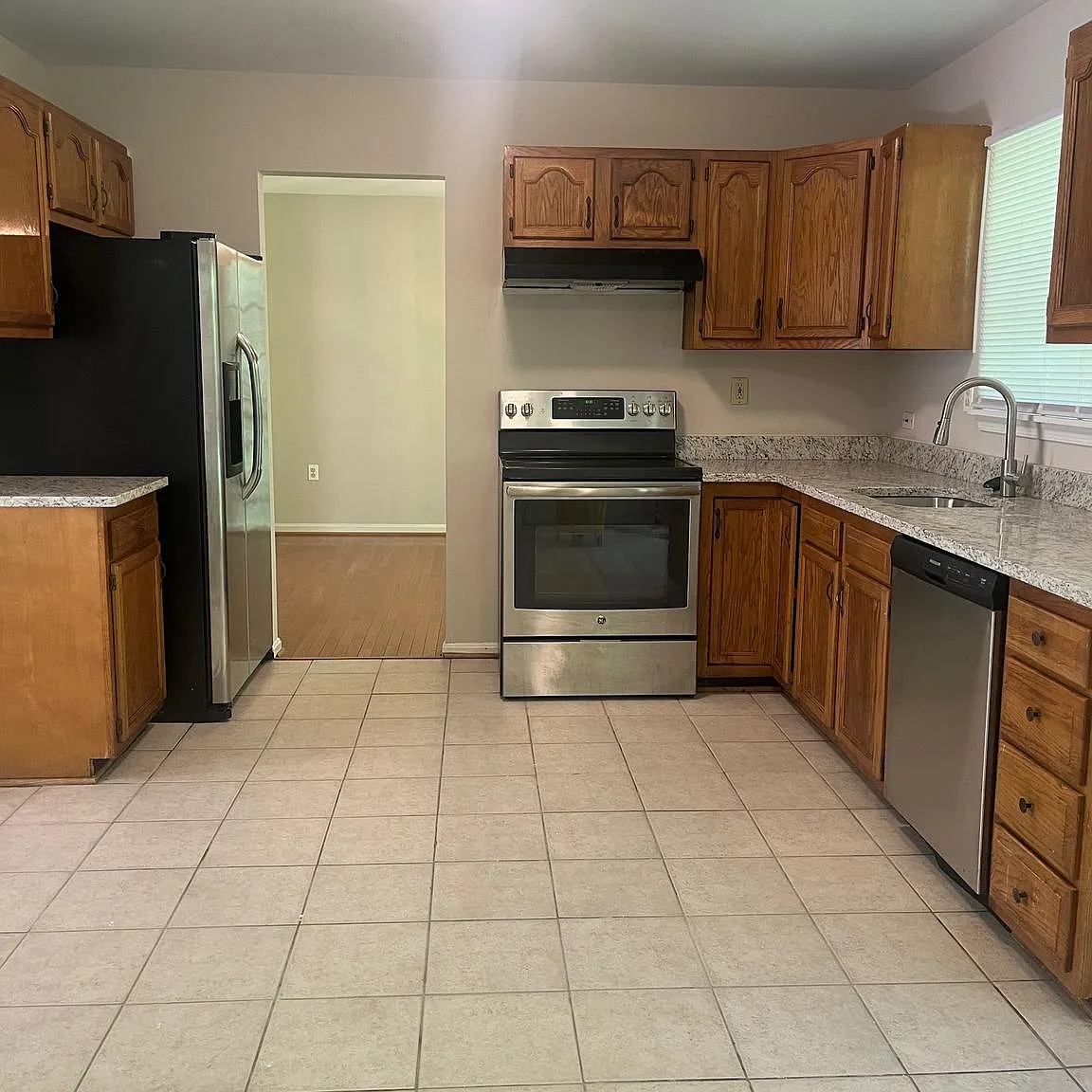 3 bed, 2.5 bath, 2400 sqft, $3,000 — Photo 4