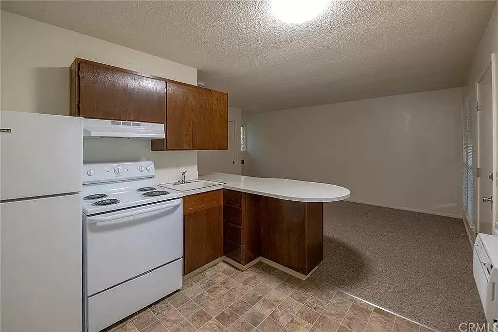 Studio, $950 — Photo 4