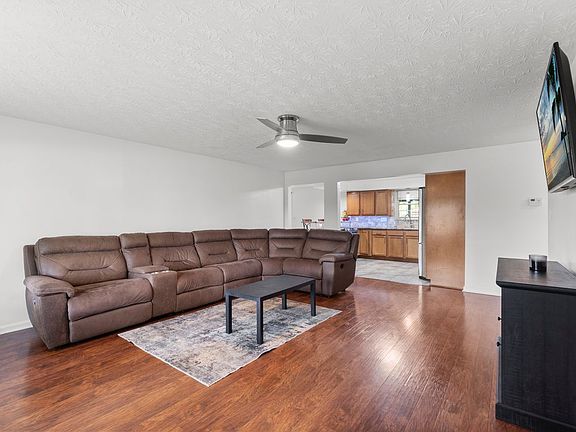 3rd image of 3930 Beechwood Dr