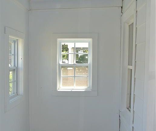4th image of 1545 W 42nd St