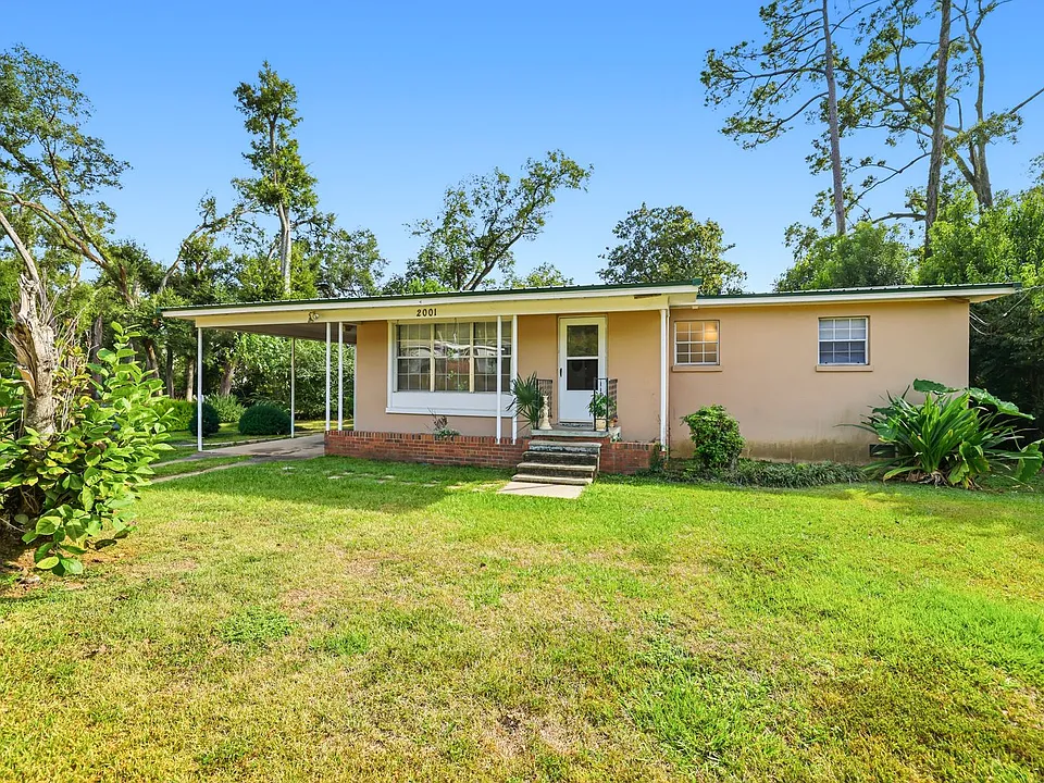 2001 Crabapple Dr