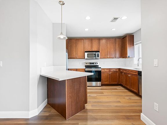 5th image of 708 SE 15TH Street #3